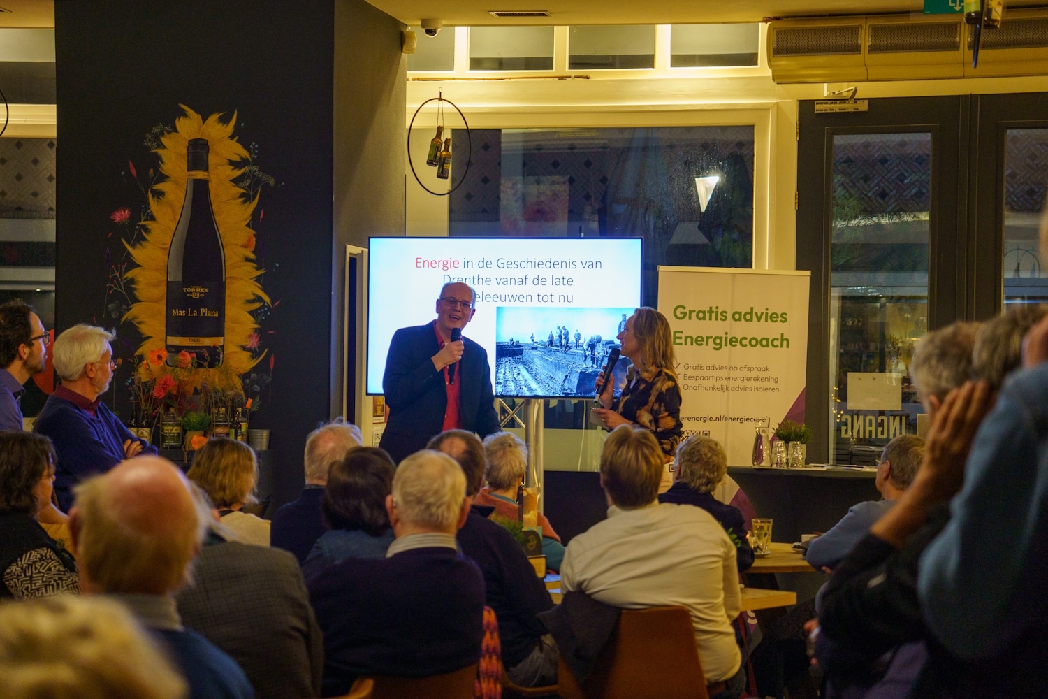 Historicus Richard Paping vertelt over de energiegeschiedenis van Drenthe tijdens het Kenniscafé