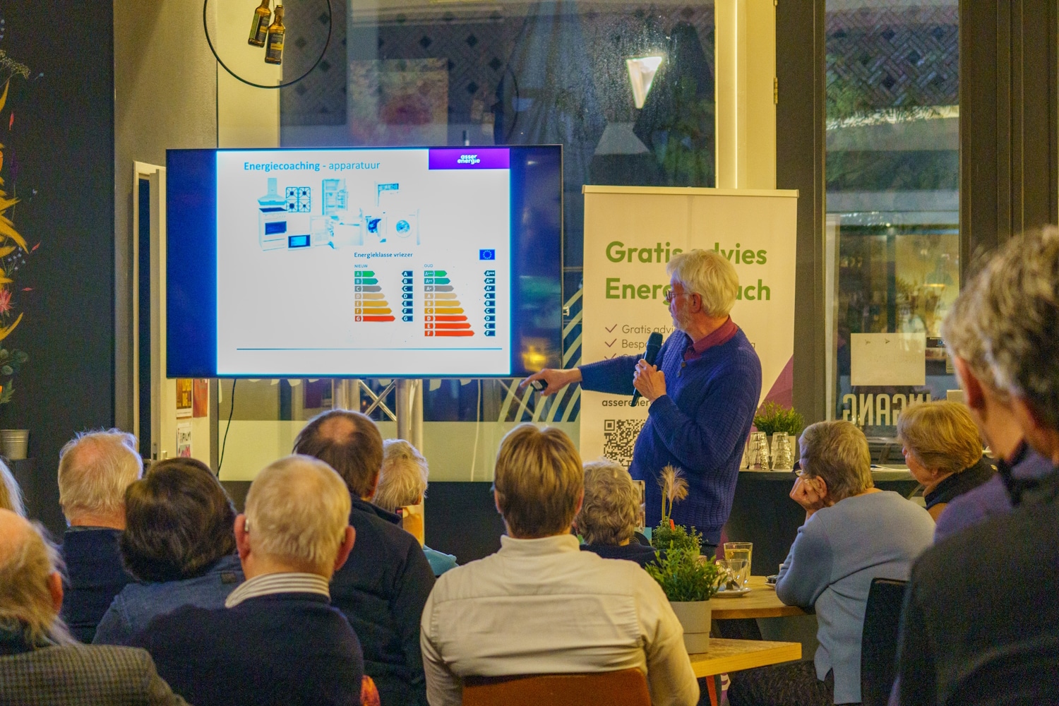 Energiecoach Otto Lussenburg geeft een presentatie over energiegebruik tijdens Kenniscafé Assen