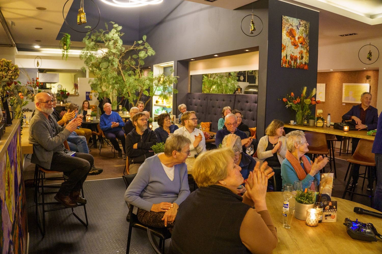 Een zaal vol publiek tijdens Kenniscafé Assen in dinercafé Autentieq